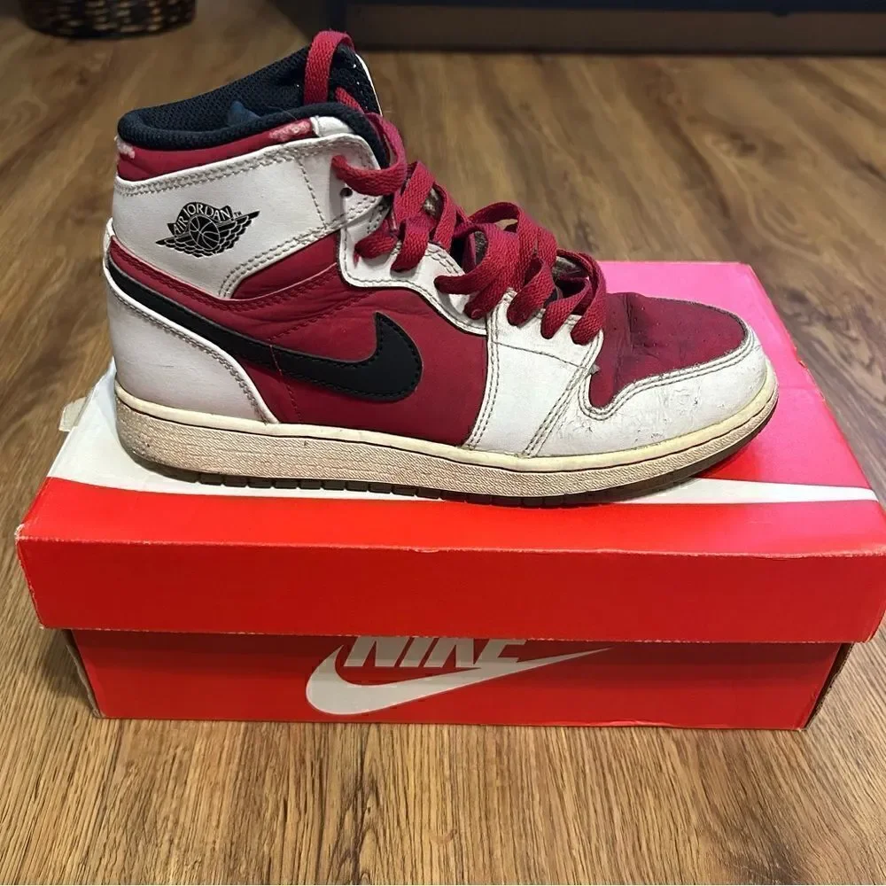 NIKE air Jordan 1 retro carmine mid top shoes sneakers size 4.5Y = 6 women’s